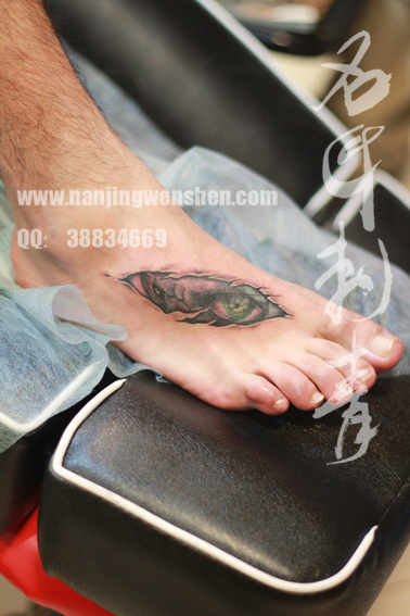 南京纹身名匠作品 - 男子脚背眼睛图案纹身（图）