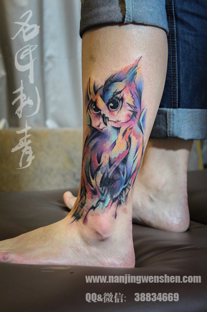 MM脚踝彩色猫头鹰纹身，炫彩水墨泼墨风格纹身